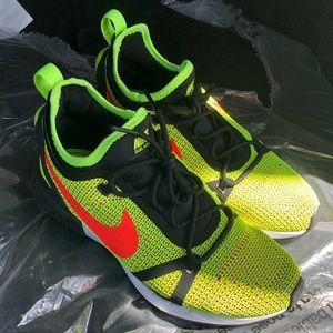 Men’s Nike Duel Racer Size 9 Sneaker